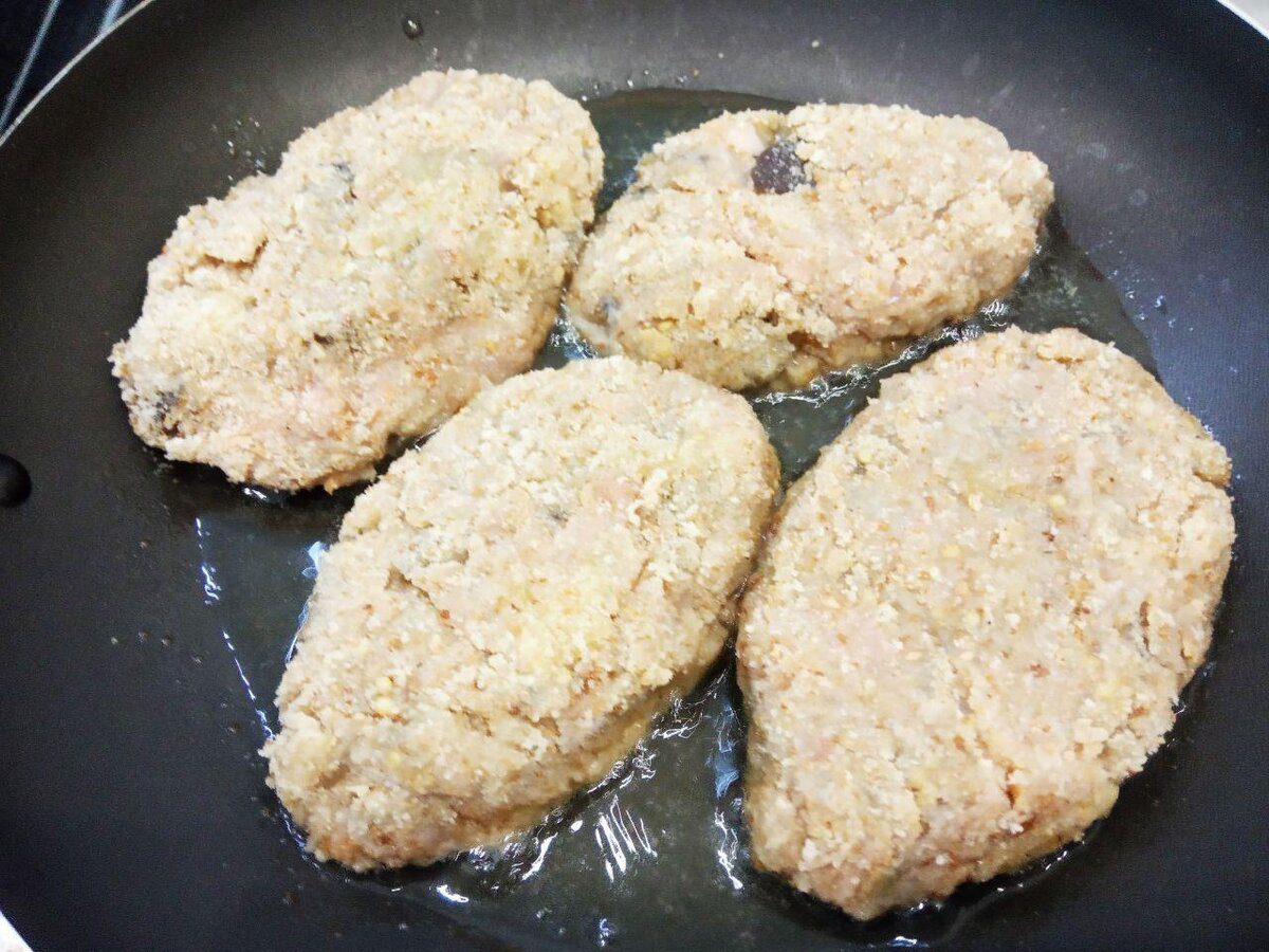 Кулінари поділились рецептом простих, але дуже смачних і соковитих котлет – секрети приготування