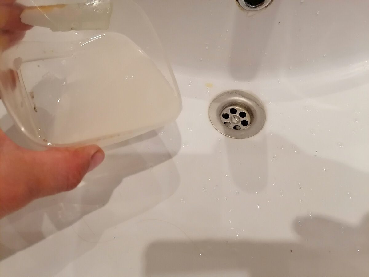 Експерти розповіли про неочікуваний спосіб, як позбутись від смороду з раковини швидко