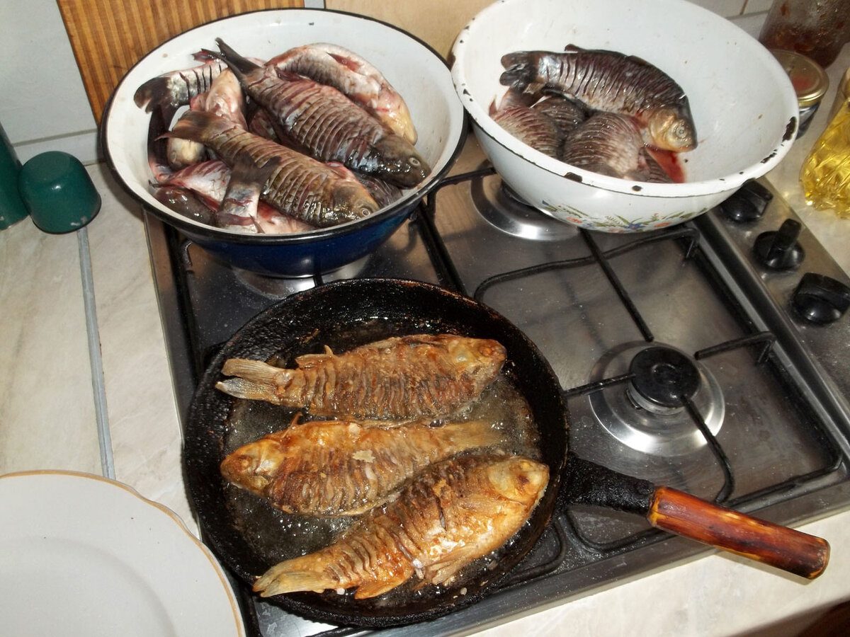 Експерти розповіли, як смажити рибу без запаху, аби вдома не довелось провітрювати взимку