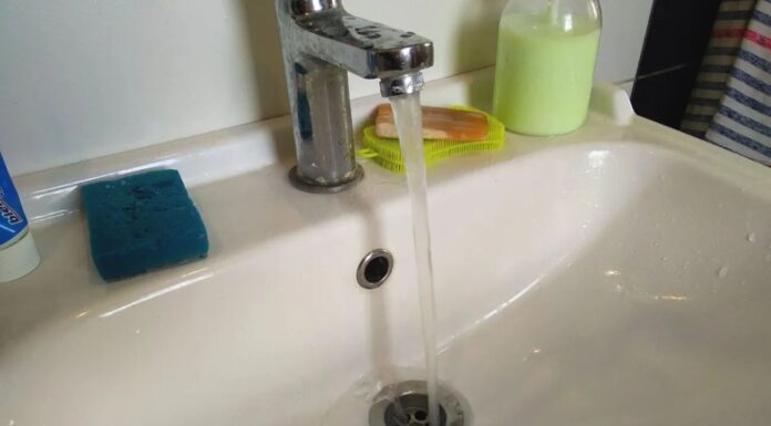 Мій новий сусід – сантехнік, і він порадив: по 1 жмені в злив раз на місяць, аби забути про сморід Як очистити раковину від смороду