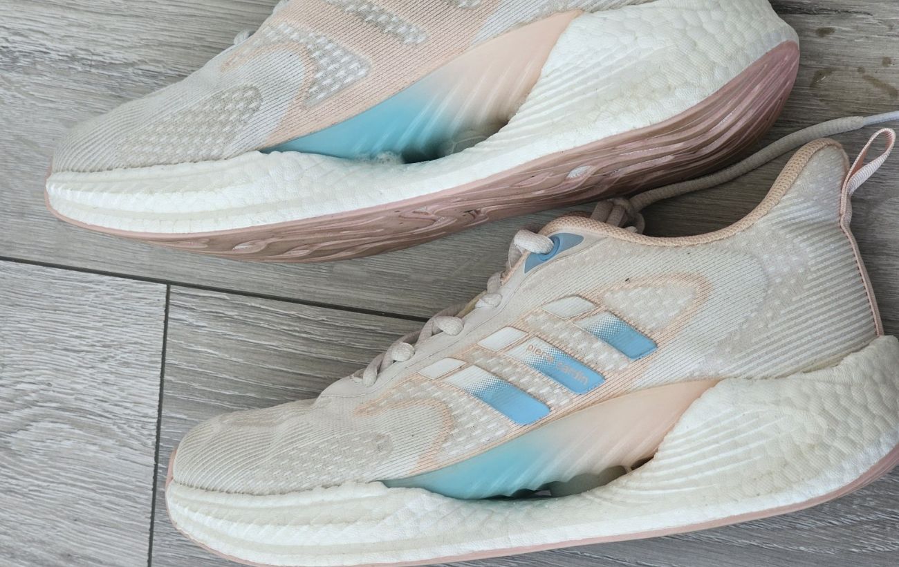 Експерти пояснили, як оновити старі кросівки до стану магазинних за допомогою простого засобу