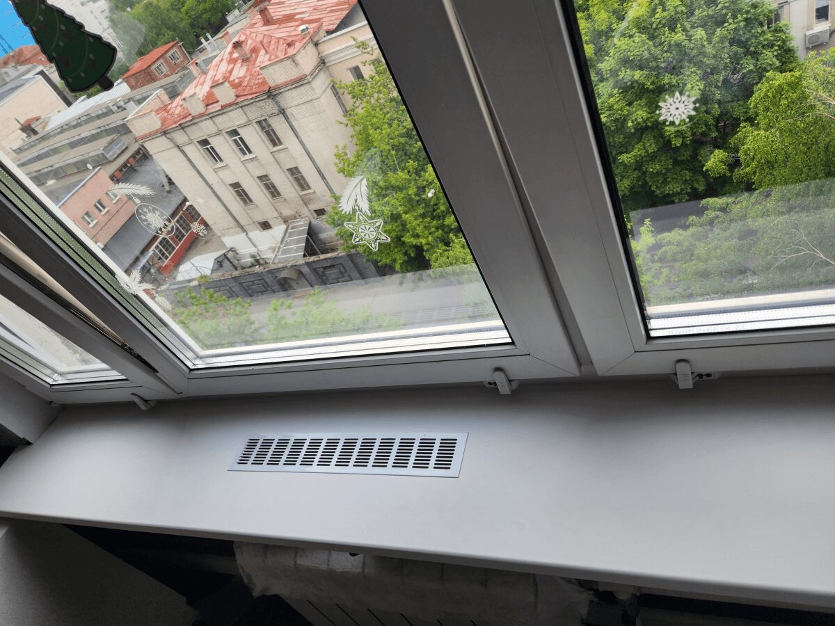 Експерти пояснили, що зробити з підвіконням, аби утеплити квартиру без особливих витрат