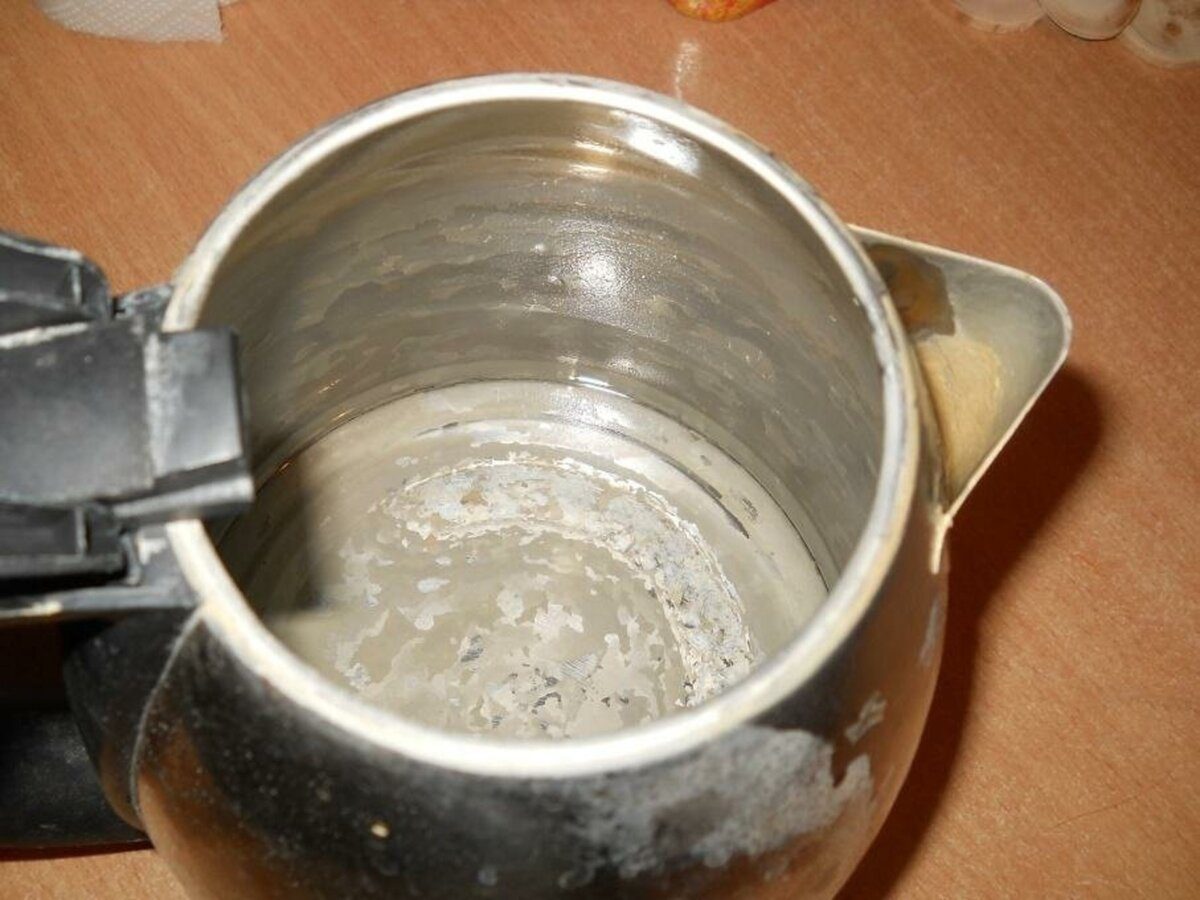 Експерти розповіли, як за допомогою простого лайфхаку очистити чайник від накипу швидко й просто