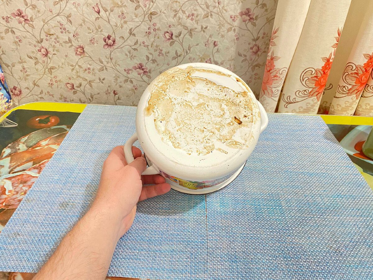 Експерти розповіли, як очистити стару каструлю від нагару за допомогою простого лайфхаку