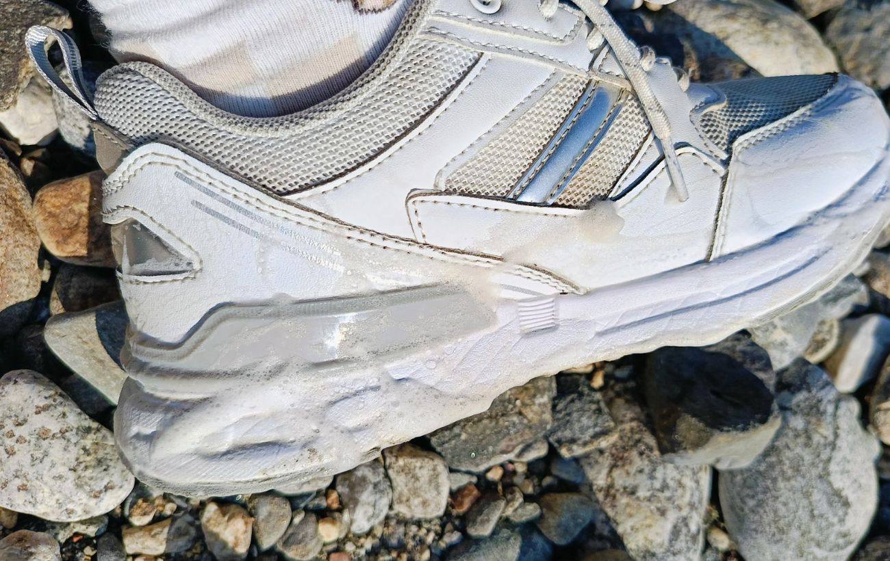 Експерти пояснили, як оновити старі кросівки до стану магазинних за допомогою простого засобу