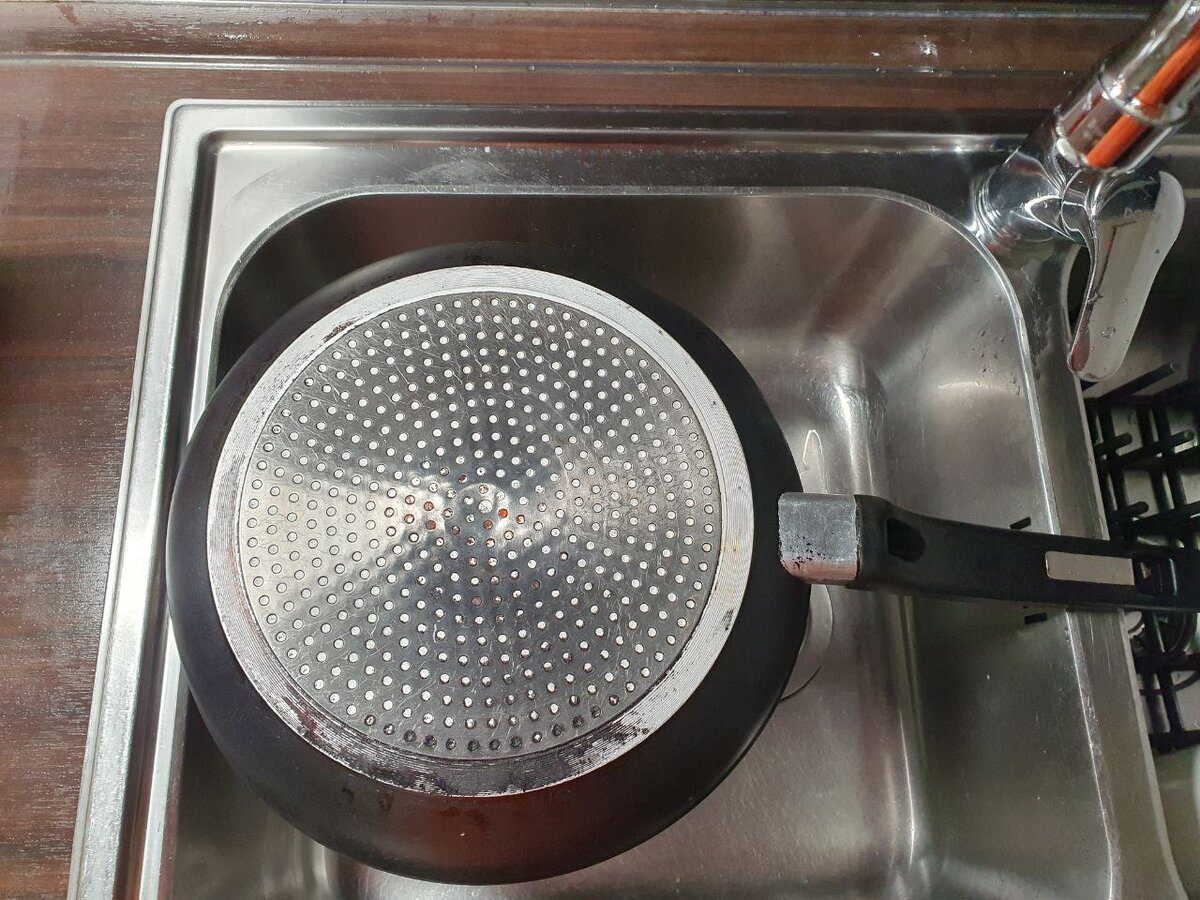 Експерти пояснили, як очистити сковорідку від нагару без клопоту та харчової соди – лайфхак