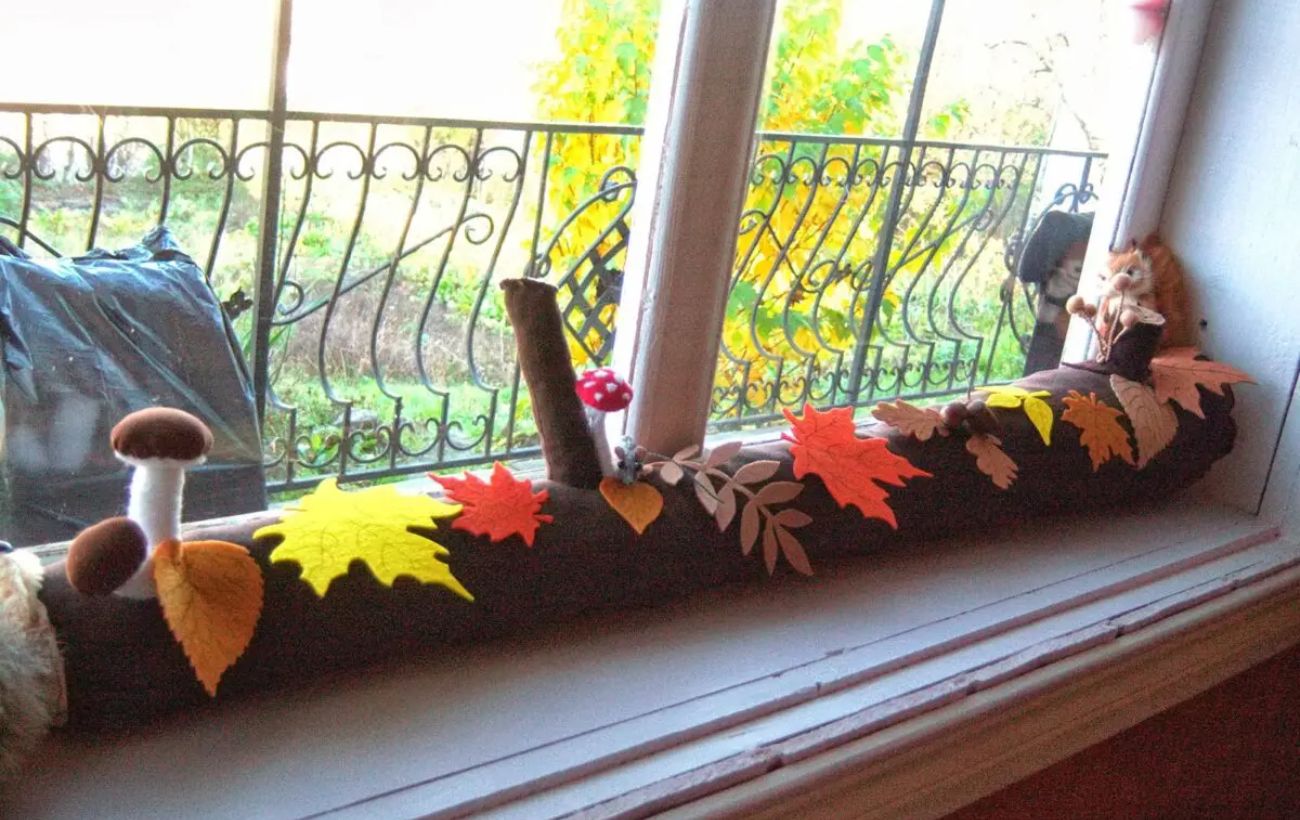 Експерти розповіли, як за допомогою старих джинсів утеплити підвіконня від протягів і холоду