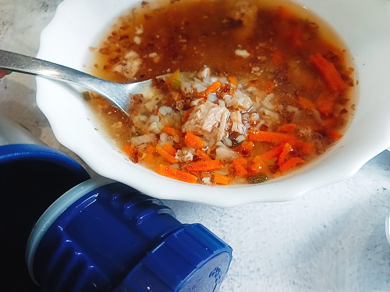 Господині порадили, як зберігати суп у термосі, аби він не остигав і залишався гарячим без світла