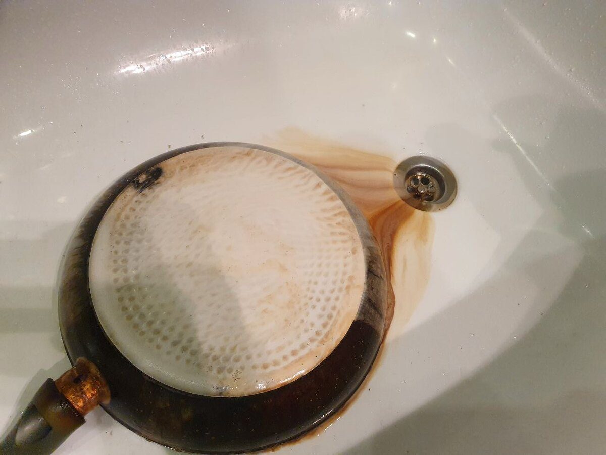 Експерти розповіли, який засіб допоможе очистити каструлю від нагару ефективно і без витрат