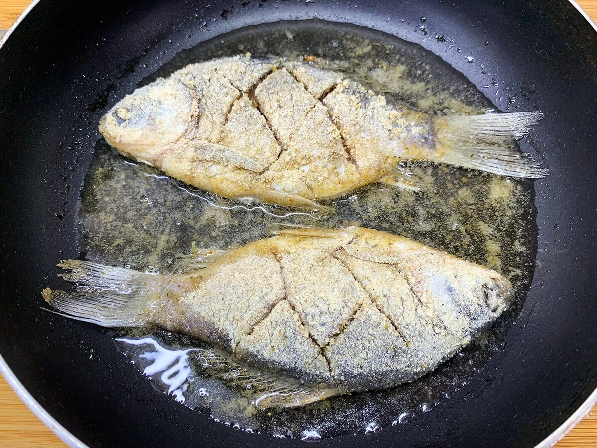 Експерти порадили спосіб, як смажити карасів на власній кухні, аби олія не бризкала і не було запаху