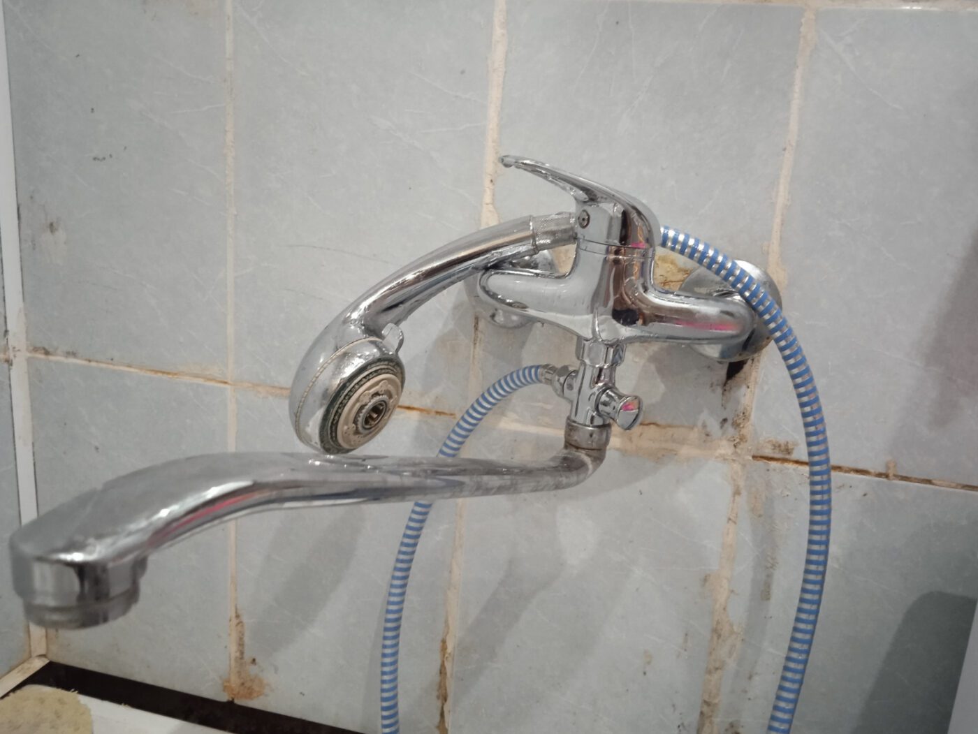 Експерти розповіли, який засіб використовувати, аби очистити кран у кухні чи в ванній до блиску