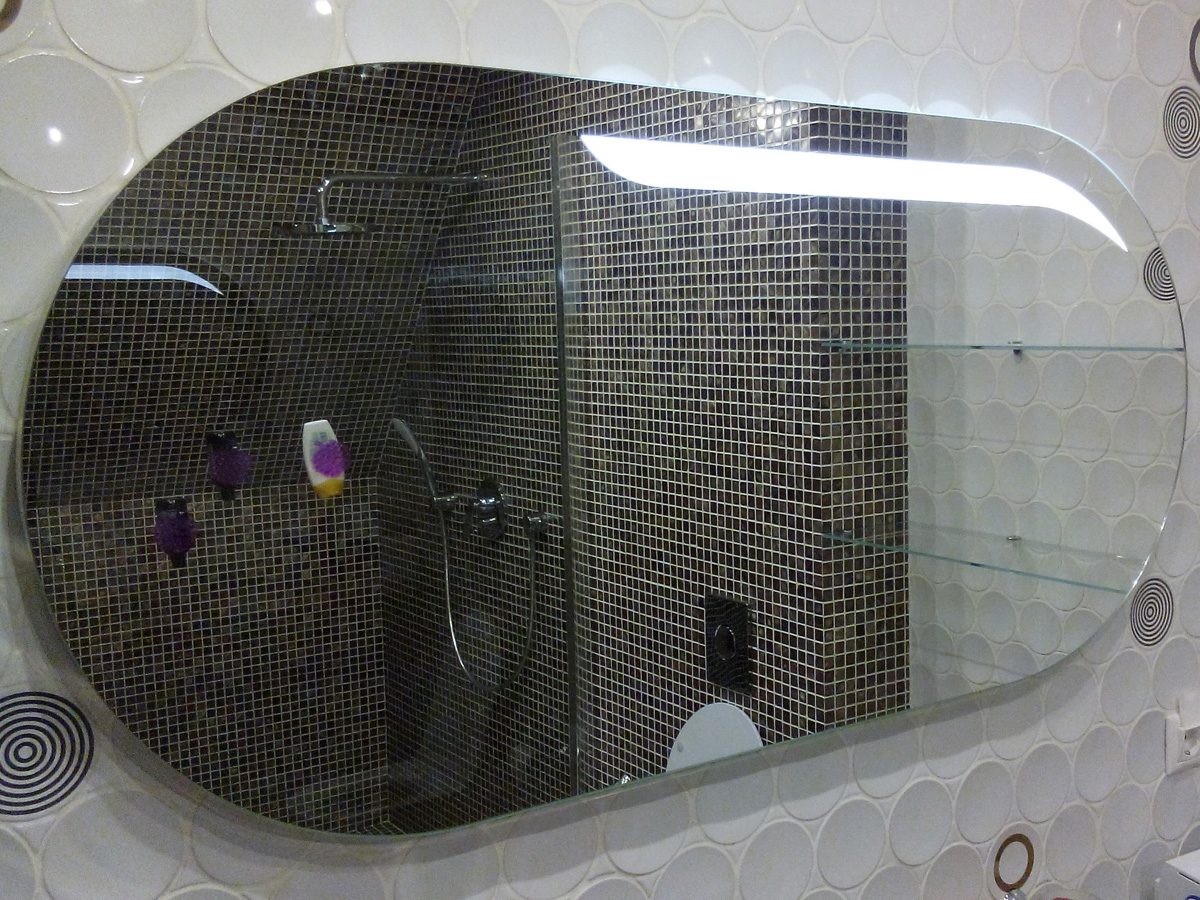 Експерти розповіли, який засіб допоможе захистити дзеркало у ванній кімнаті від запотівання