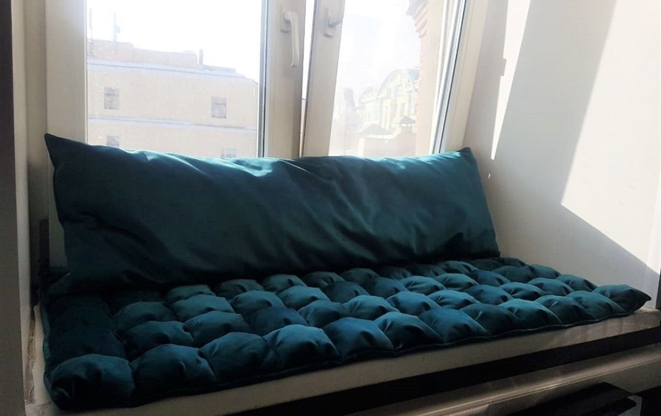 Експерти розповіли, як за допомогою старих джинсів утеплити підвіконня від протягів і холоду