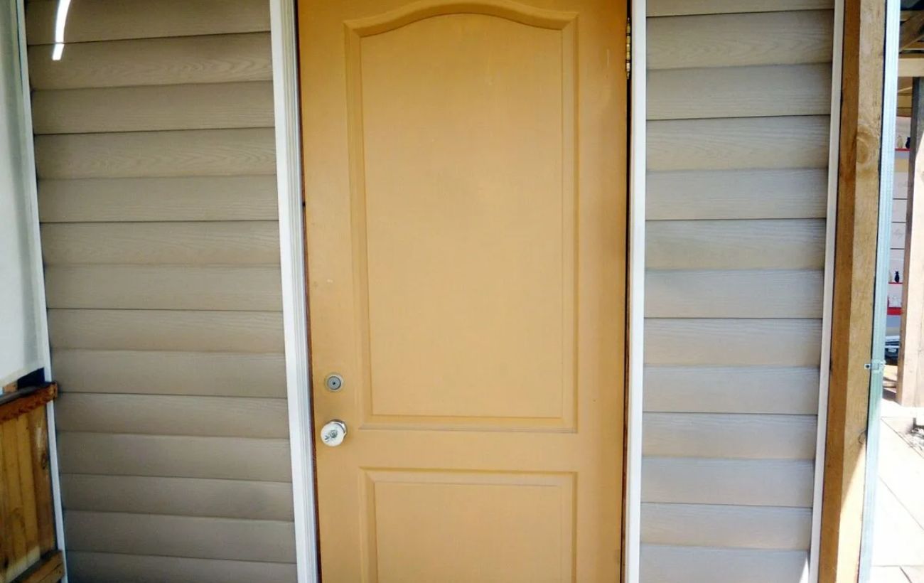 Експерти порадили спосіб, який допоможе утеплити вхідні двері з використанням фольги