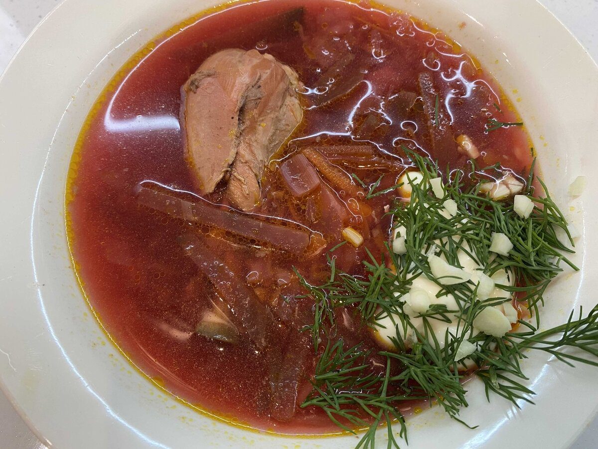 Експерти розповіли, як приготувати смачний і насичений за кольором червоний борщ – рецепт