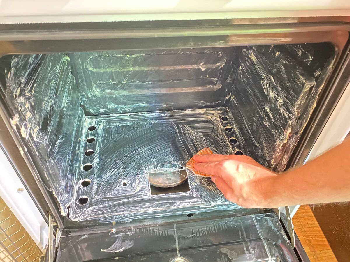 Експерти розповіли, як за допомогою простого лайфхаку прибрати неприємний аромат риби в кухні