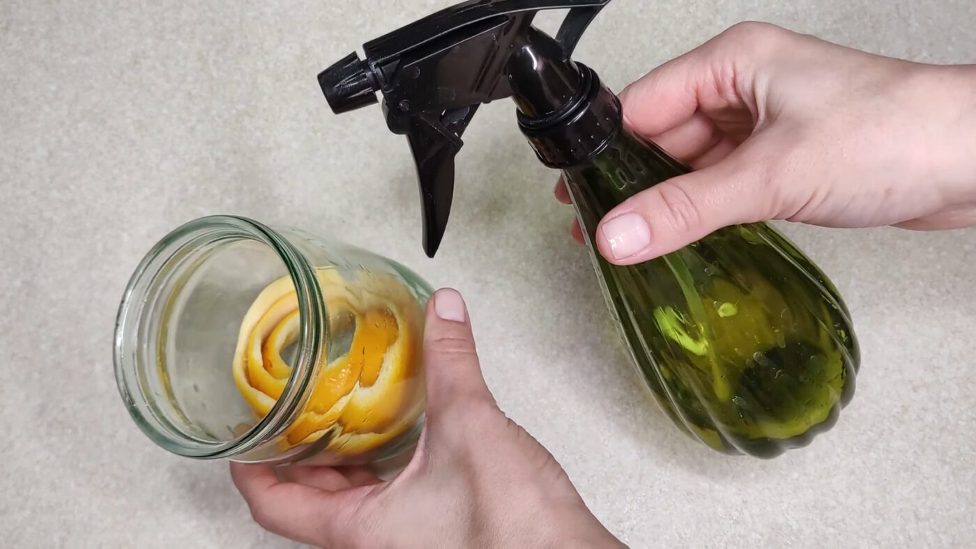 Пляшечка з розпилювачем дозволить зручніше та економніше наносити засіб