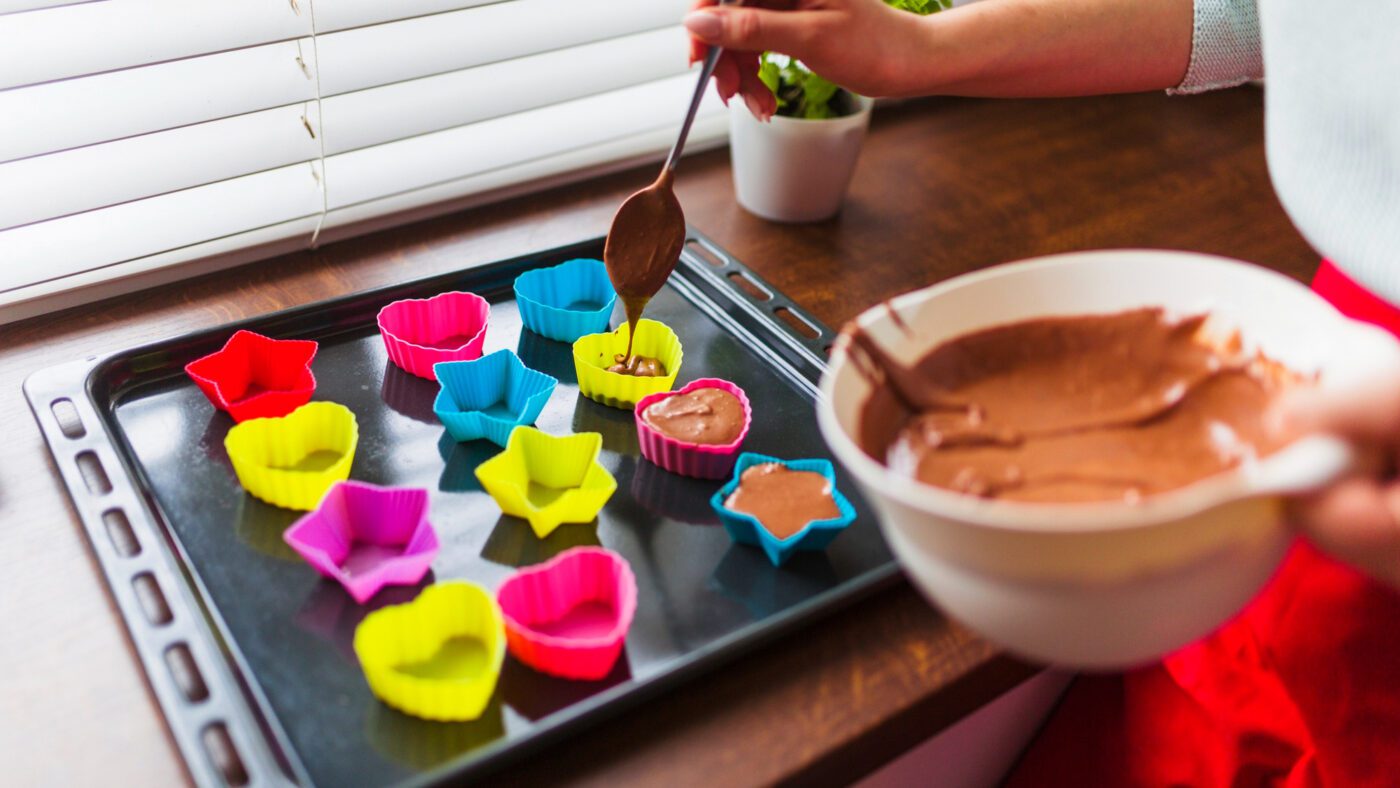 Навіть маленькі силіконові форми треба ставити на щось тверде перед наливанням тіста