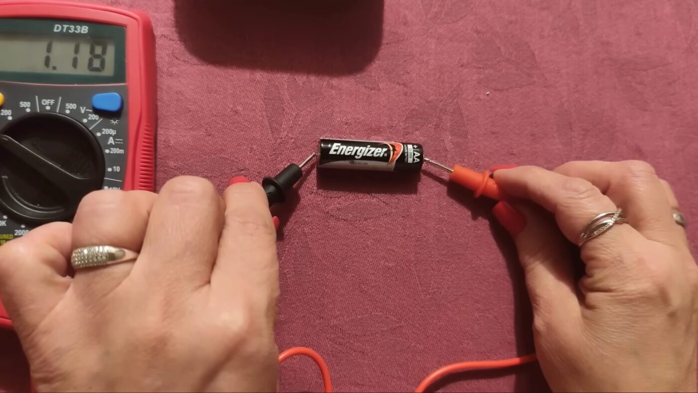 Електрики розповіли, як продовжити роботу батарейок звичайним лимоном