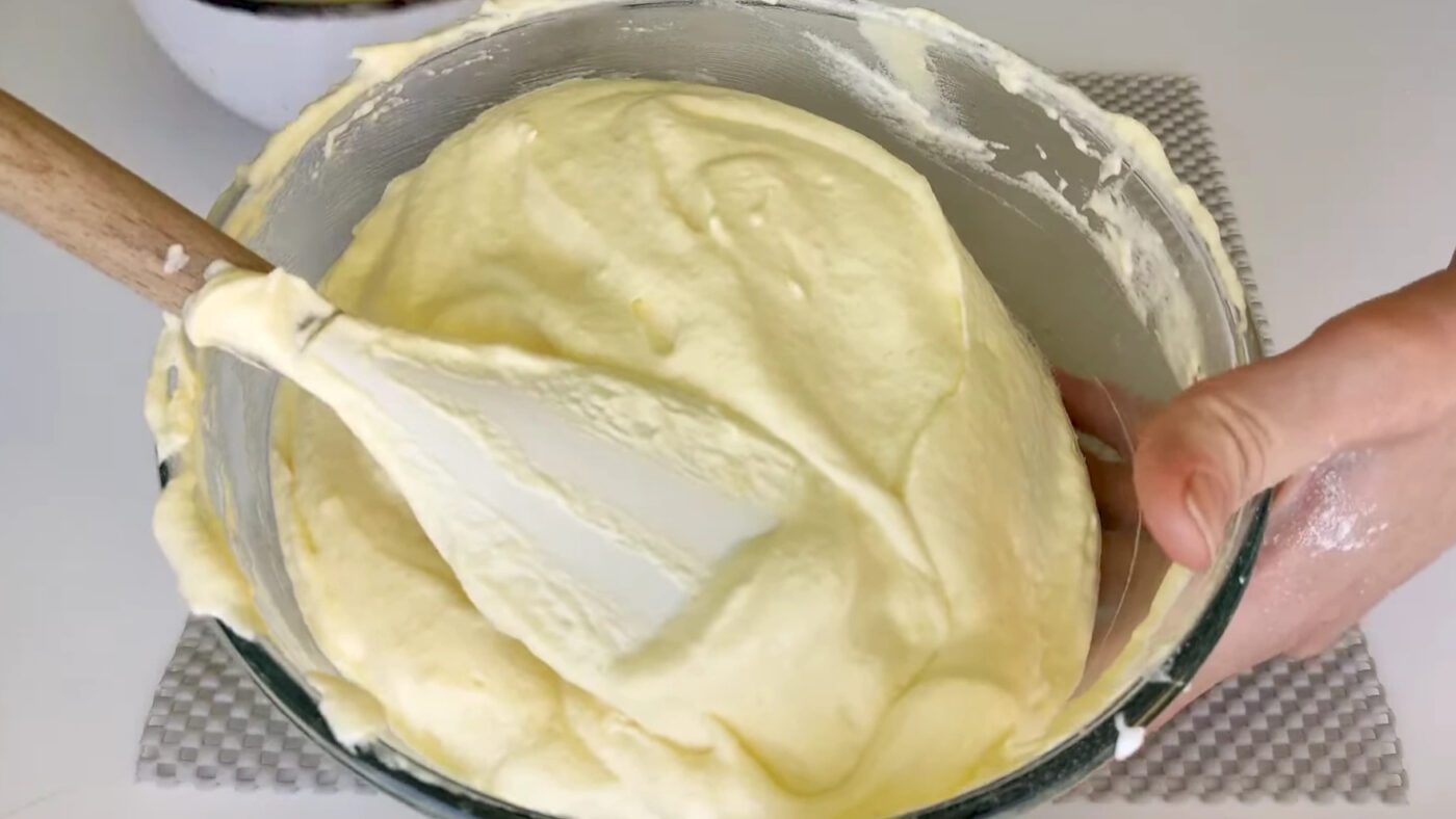 Чим менше зайвих рухів під час замішування тіста, тим повітрянішим вийде бісквіт