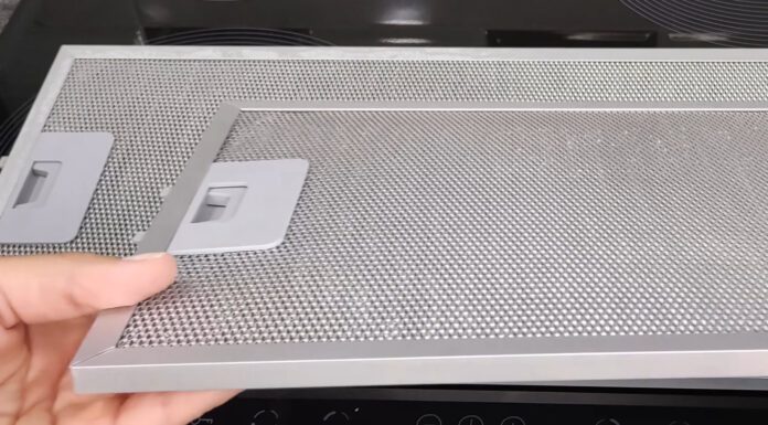 Кухарі порадили швидкий спосіб почистити витяжку після готування на свята