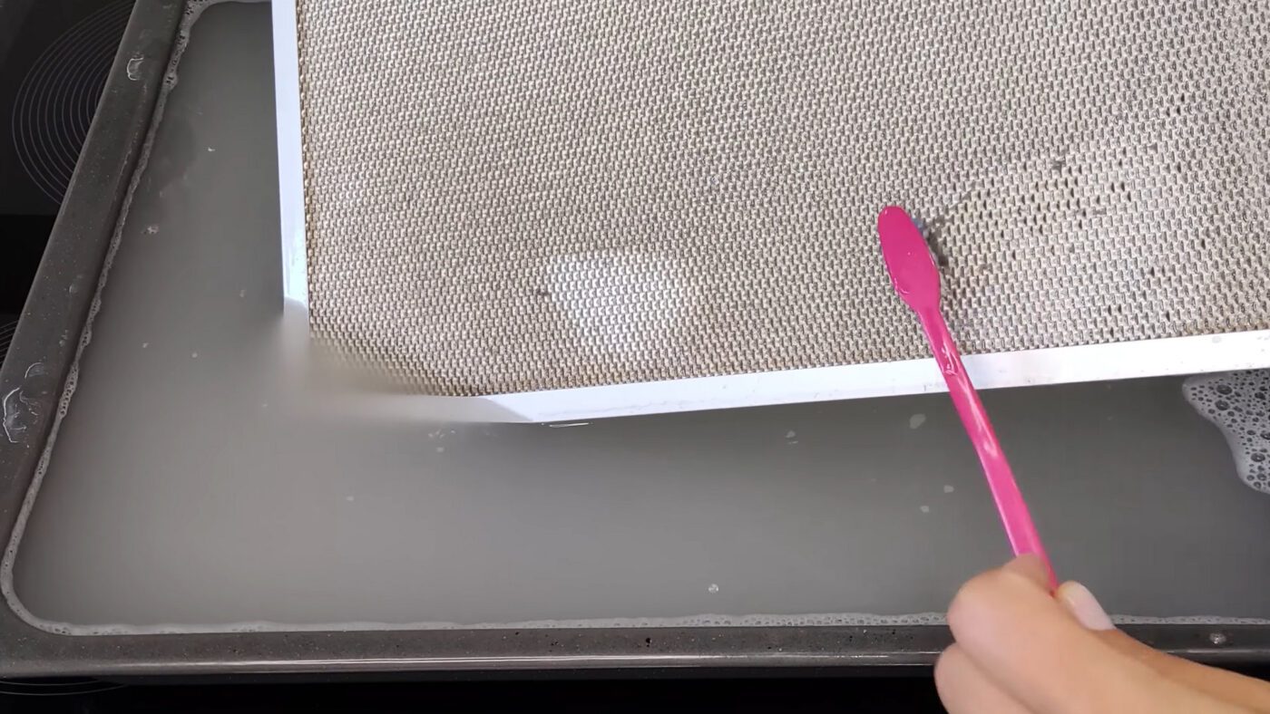 Кухарі порадили швидкий спосіб почистити витяжку після готування на свята