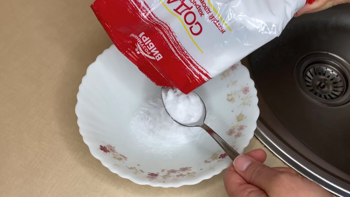 Паста з соди та мийного засобу для відчищання нагару з дна каструль