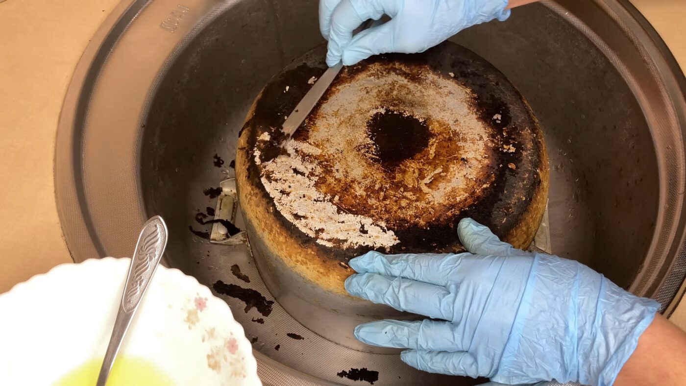 Паста з соди та мийного засобу для відчищання нагару з дна каструль