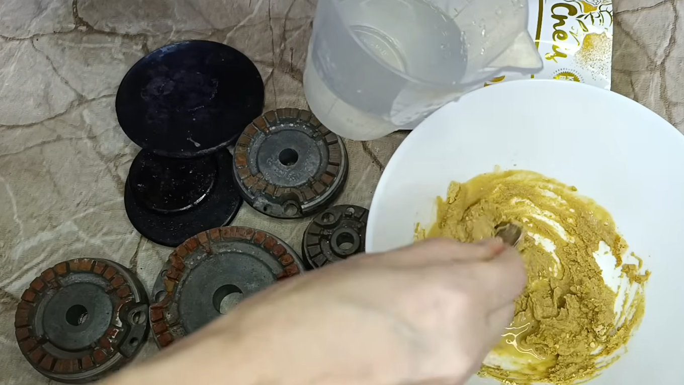 Для забруднень, які залишилися, можна зробити гірчичну пасту