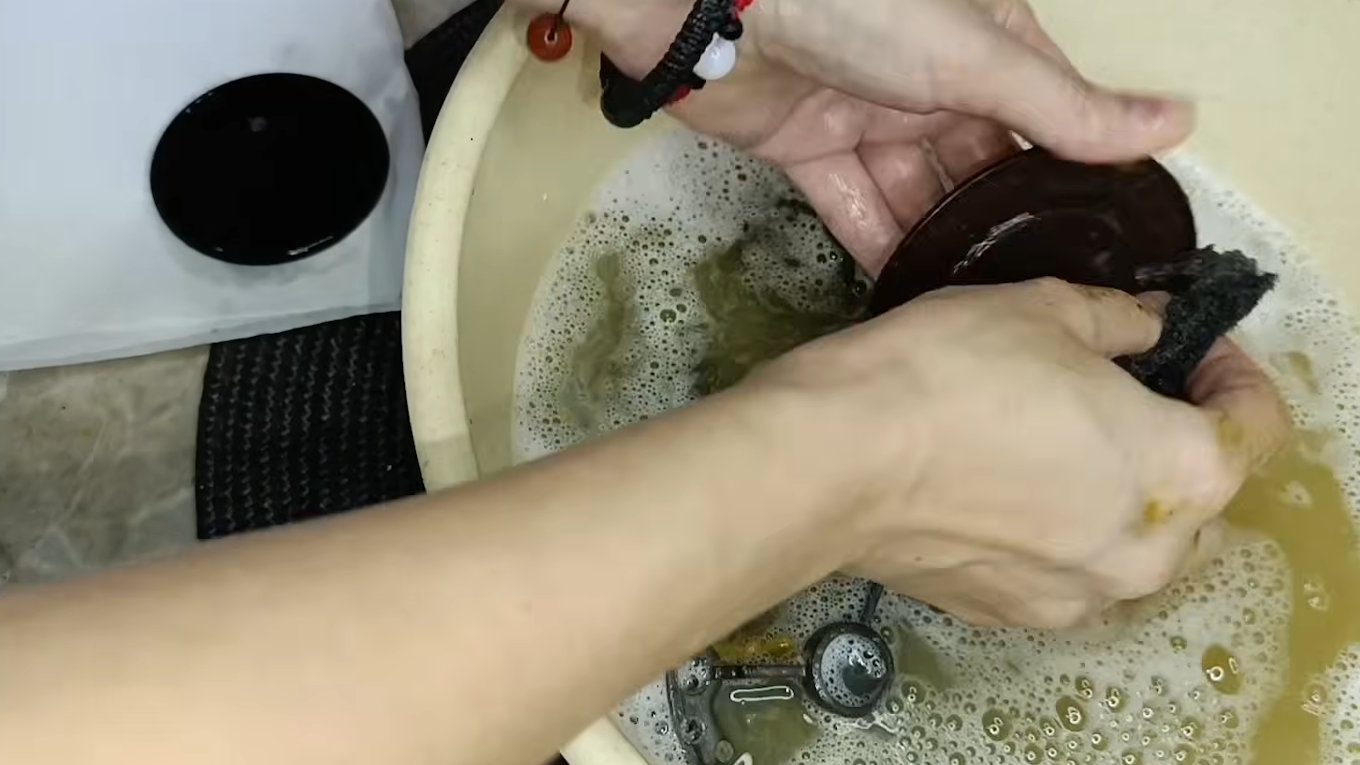 Після замочування більшість нагару можна буде зняти без зайвих зусиль