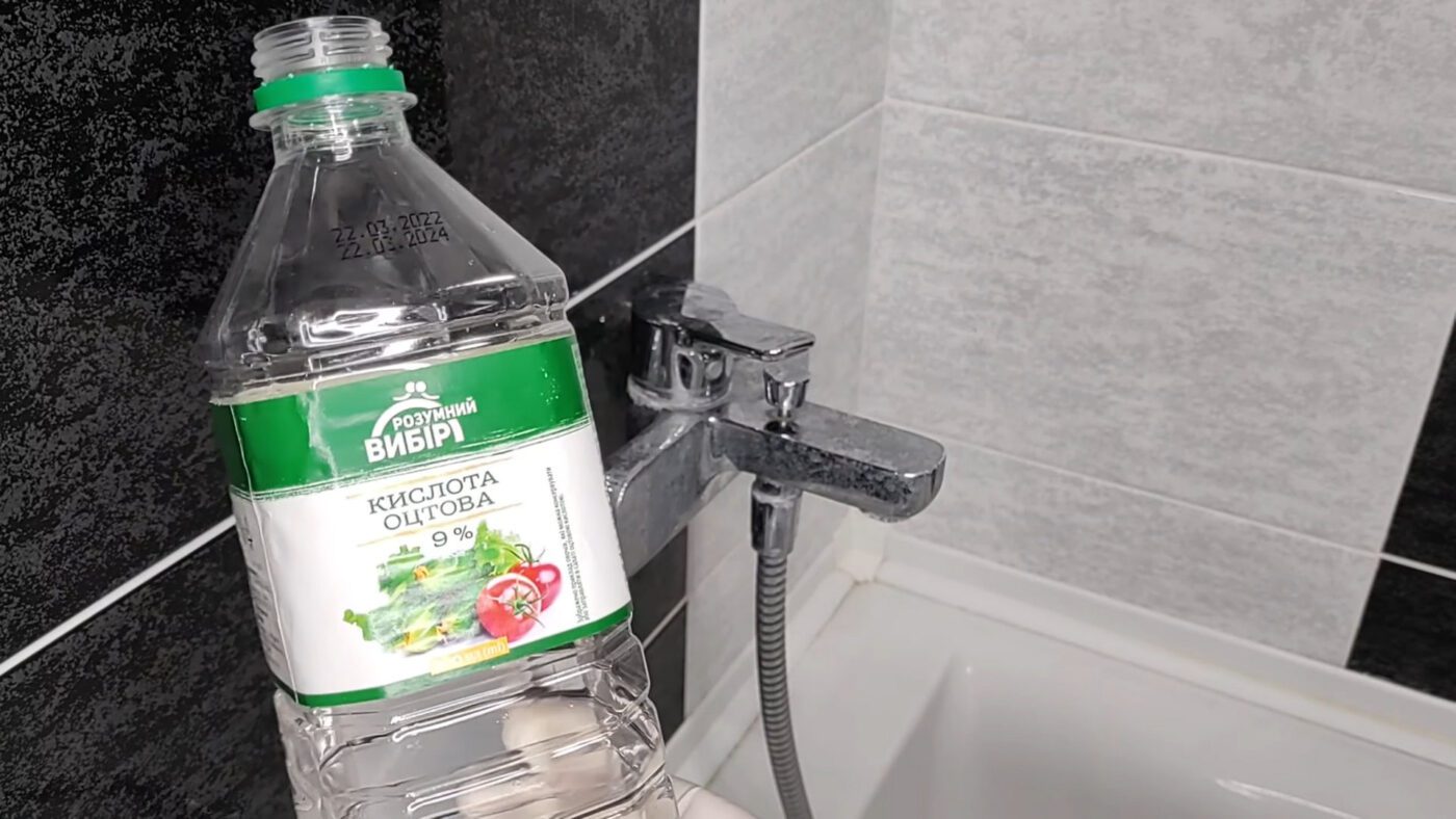 Для відмивання більшості забруднень на змішувачах вистачить столового оцту