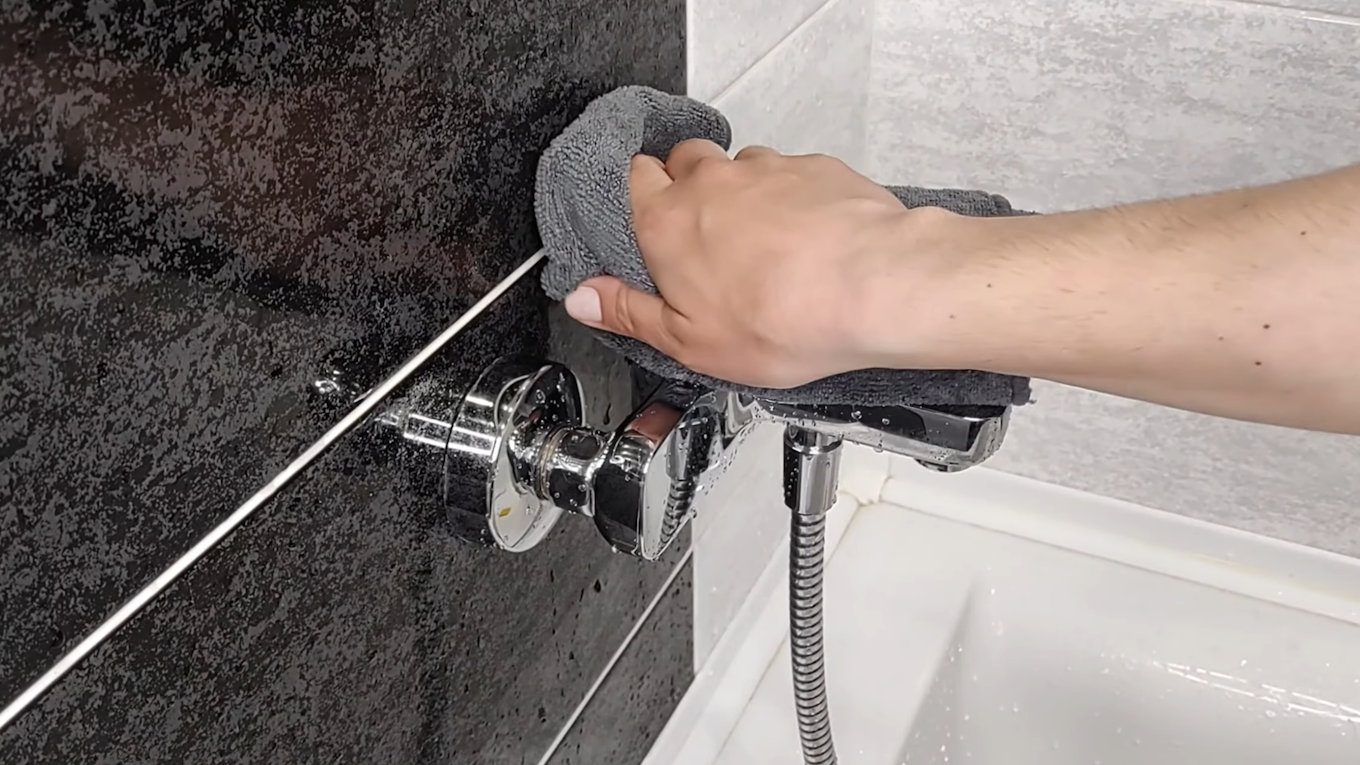 Протирайте змішувачі після кожного використання, бо це швидше, ніж регулярно їх мити