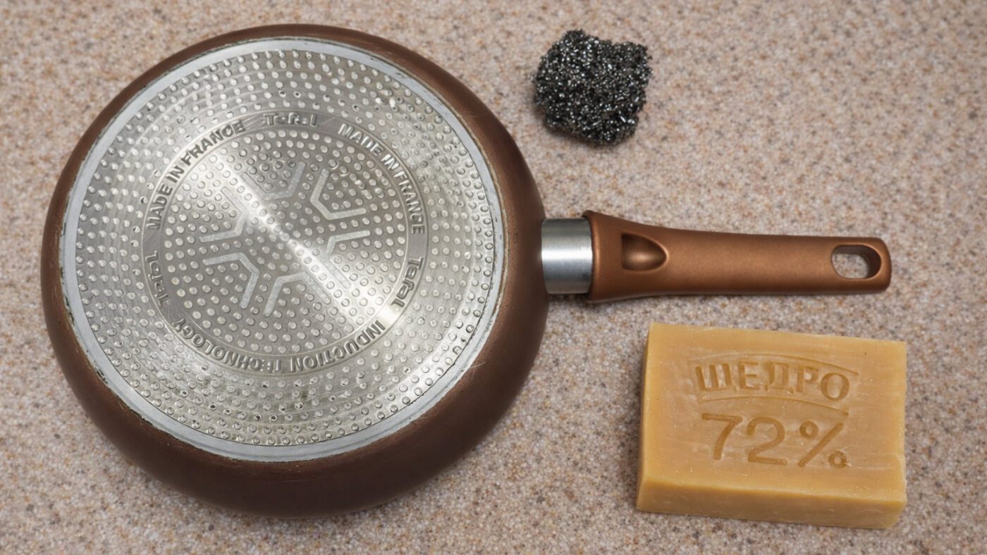 Господині порівняли мило, нашатир і силікатний клей для чищення сковорідок