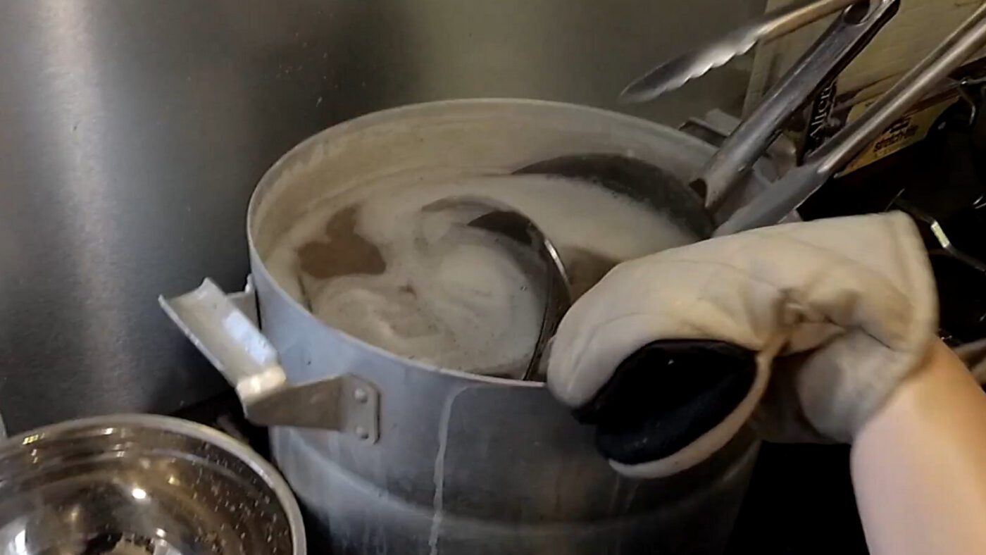 Розчин для швидкого чищення сковорідок від нагару на дні