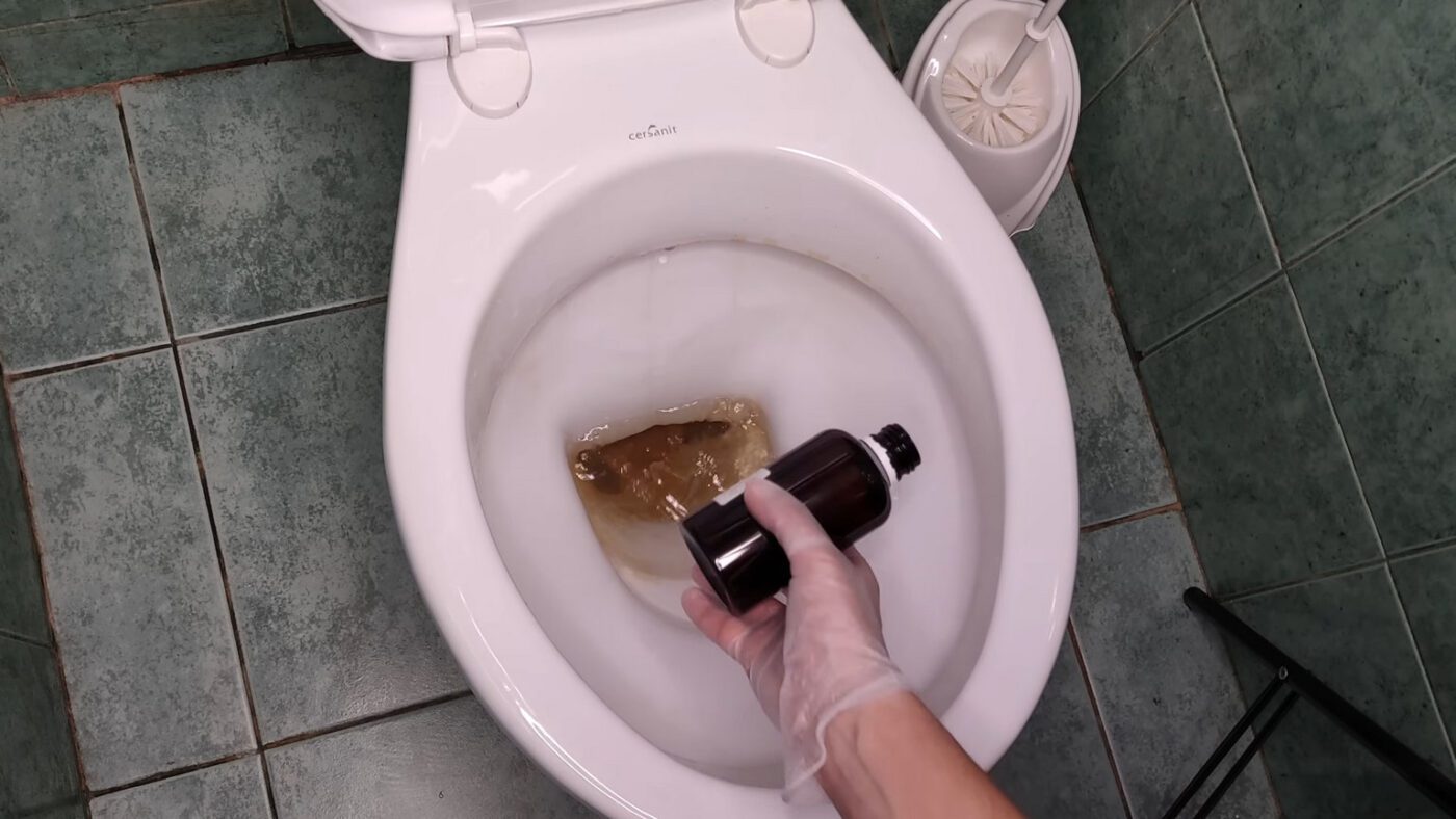 Господині показали спосіб прибрати наліт в унітазі за ніч без відмивання