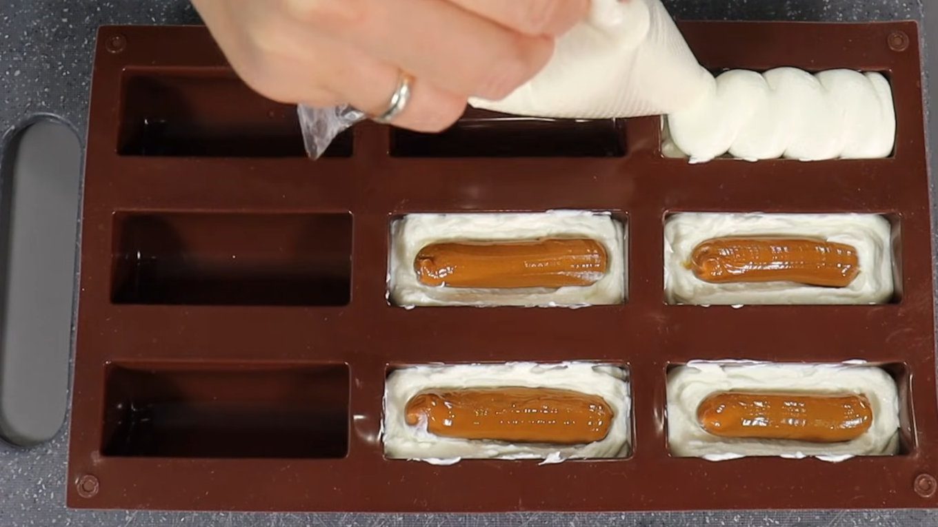 Кондитери пояснили, як приготувати сирки в глазурі з простих продуктів