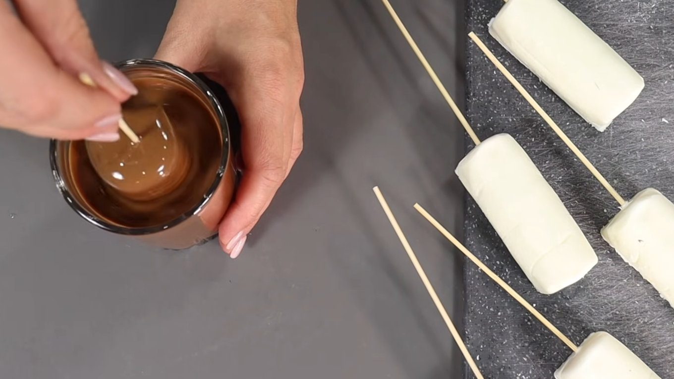 Кондитери пояснили, як приготувати сирки в глазурі з простих продуктів