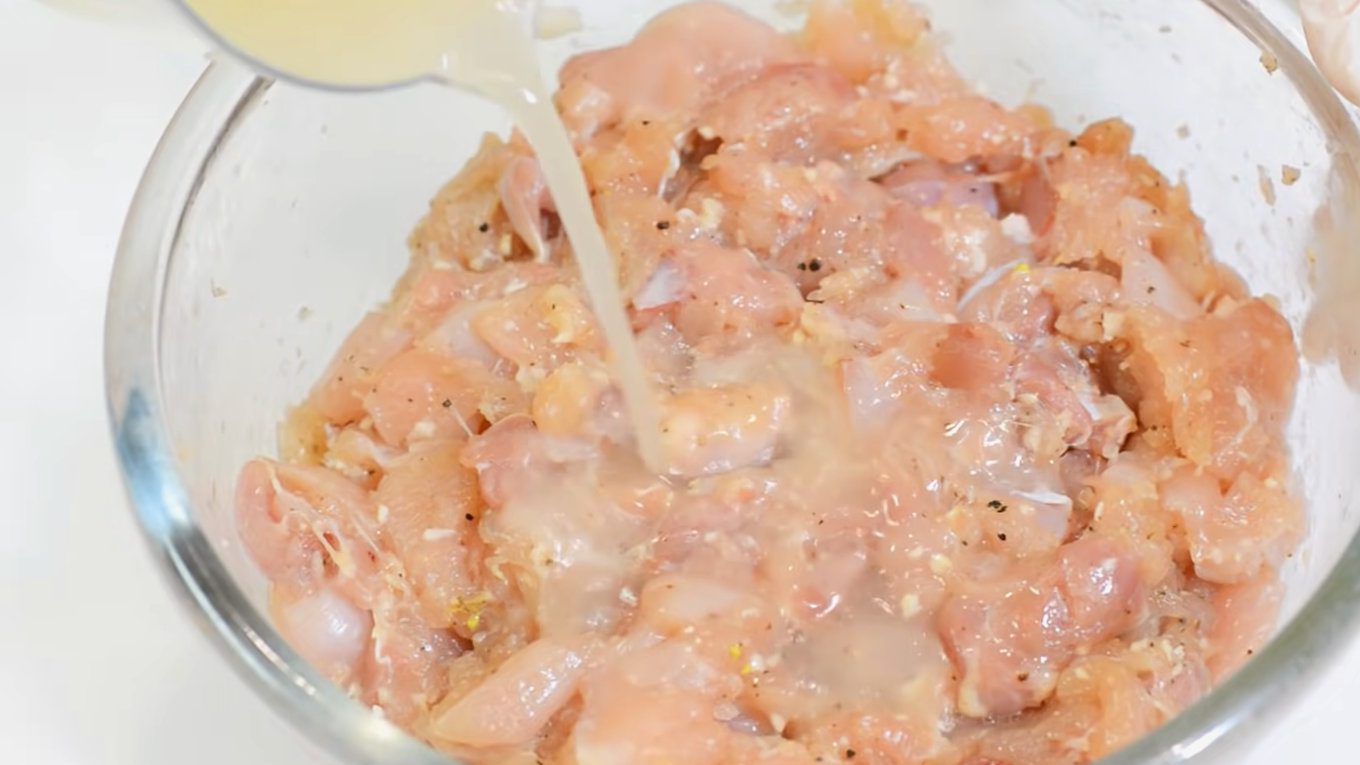 Господині пояснили, як зробити домашню курячу ковбасу з 3 інгредієнтів