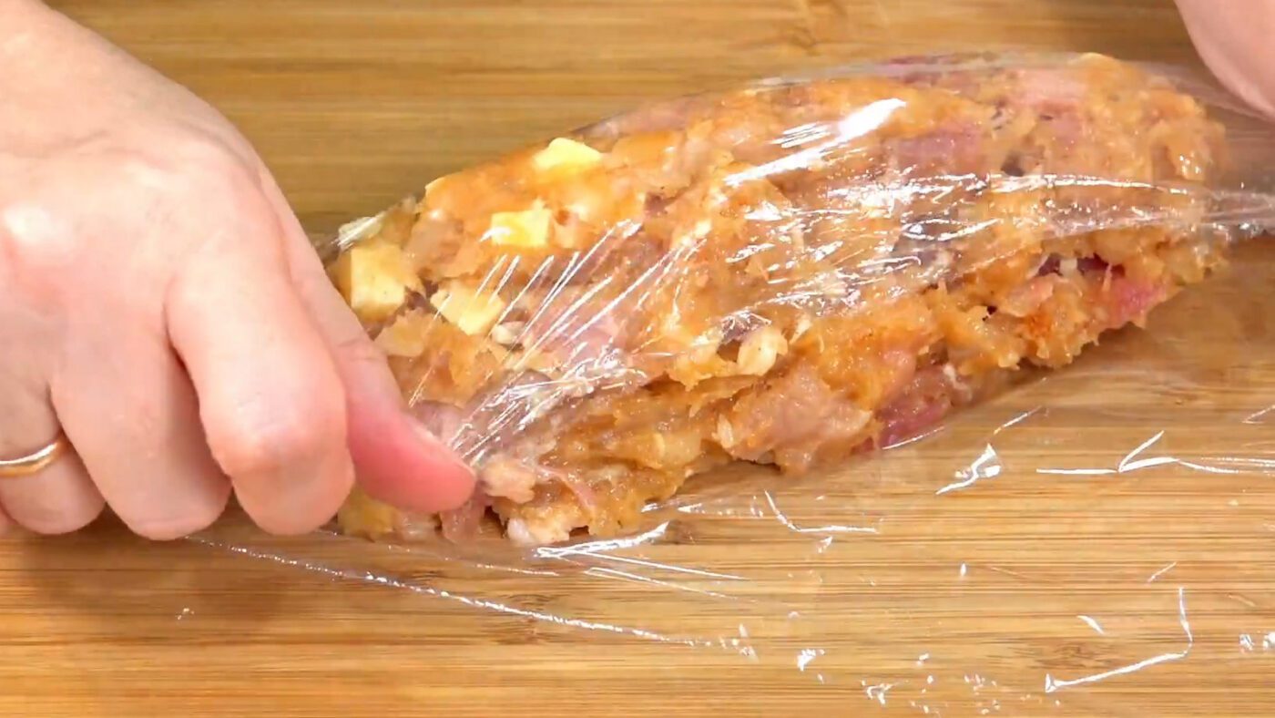 Кухарі показали, як приготувати домашню ковбасу без оболонки