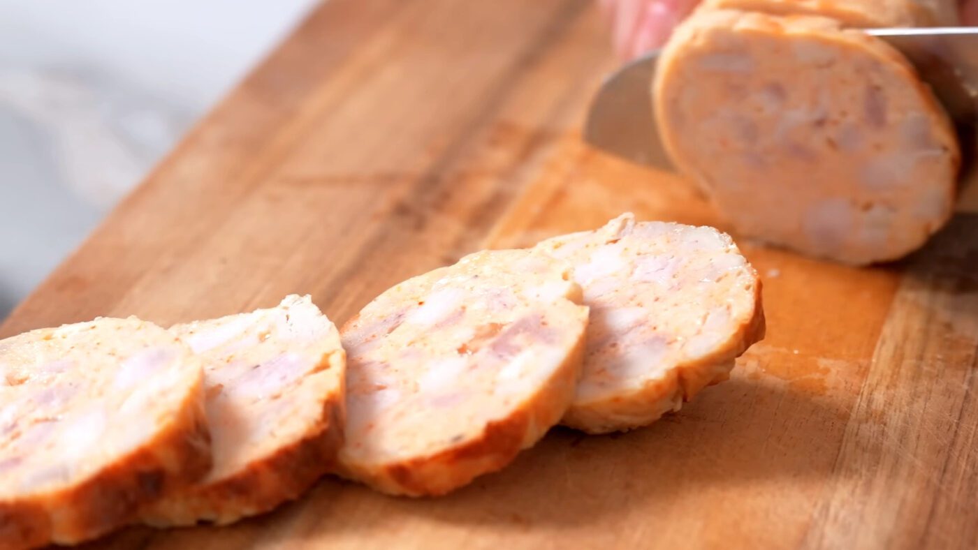 Що буде зі шлунком, якщо щодня їсти ковбасу. Фото: скріншот з відео