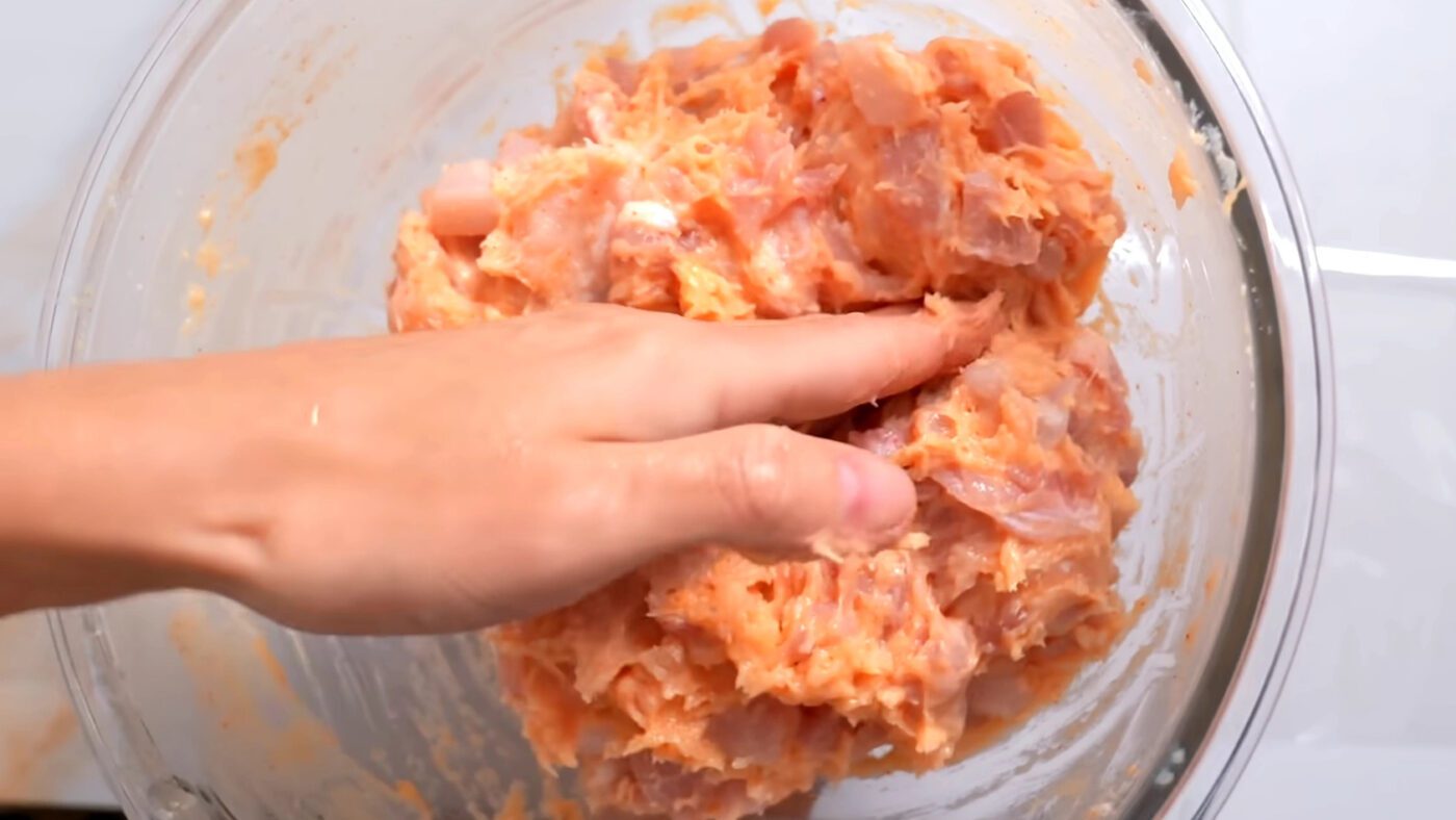 Фарш треба вимісити дуже гарно, щоб він був щільним та готова ковбаса трималася батоном