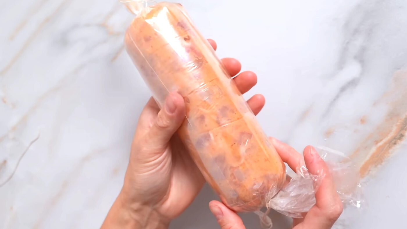 Загортати ковбасу треба в рукав, а не харчову плівку, бо плівка не витримує високих температур