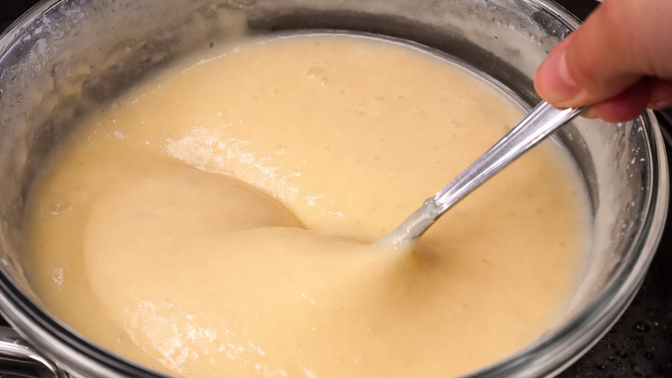 Кулінари пояснили, як приготувати плавлений сир зі звичайного кисломолочного