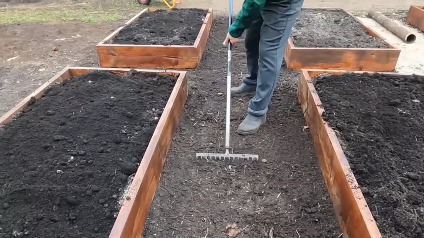 Городники показали, як зробити охайні доріжки на грядках з агротканини