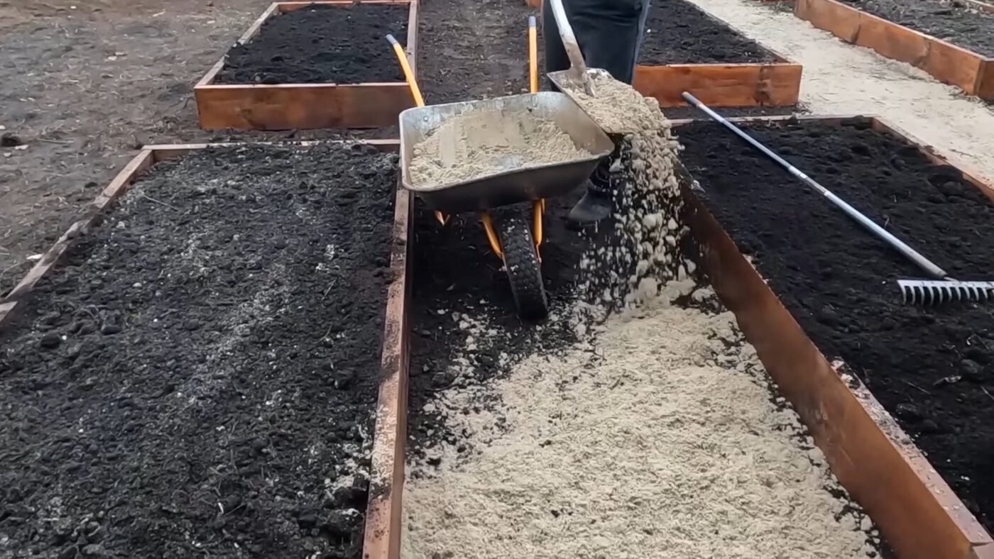 Городники показали, як зробити охайні доріжки на грядках з агротканини