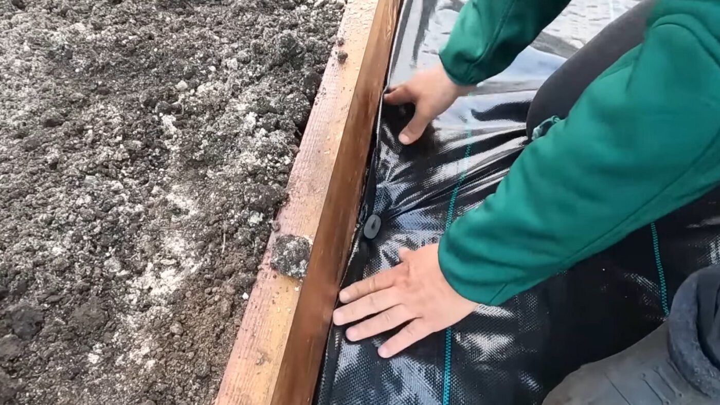 Городники показали, як зробити охайні доріжки на грядках з агротканини