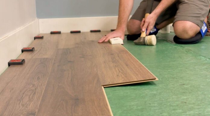 Будівельники пояснили, у чому переваги ламінату з фаскою та без