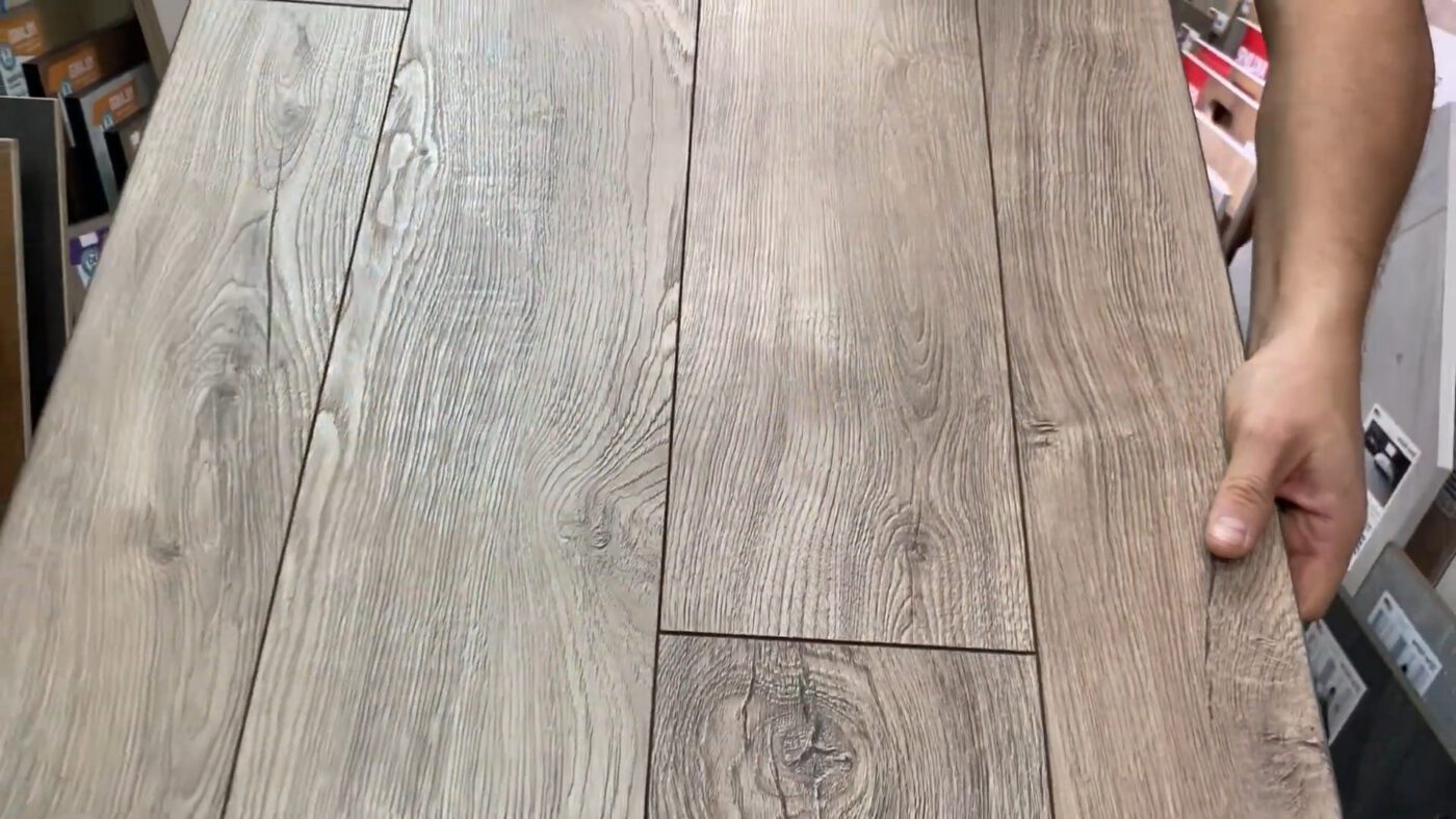 Будівельники пояснили, у чому переваги ламінату з фаскою та без