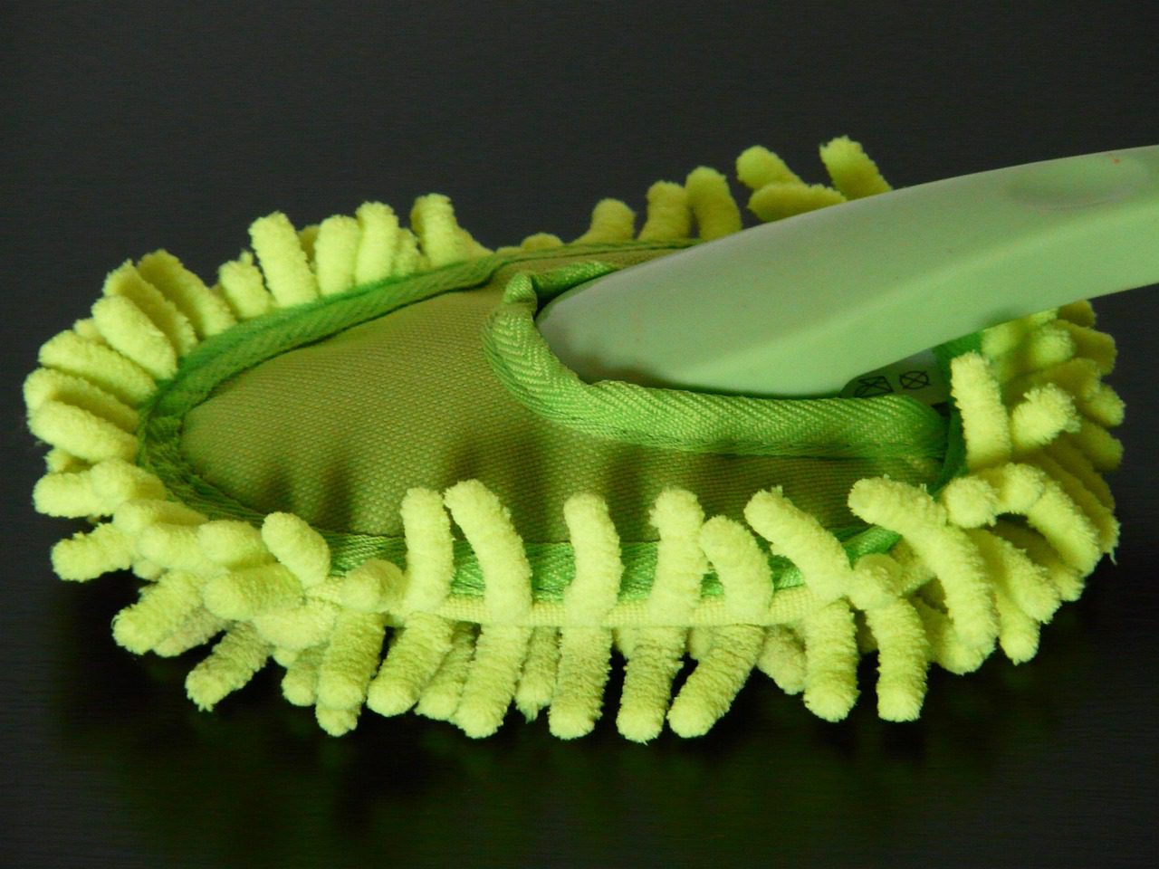 Експерти порадили, як витирати пил на меблях, аби бруд довго не осідав і кімната була чистою