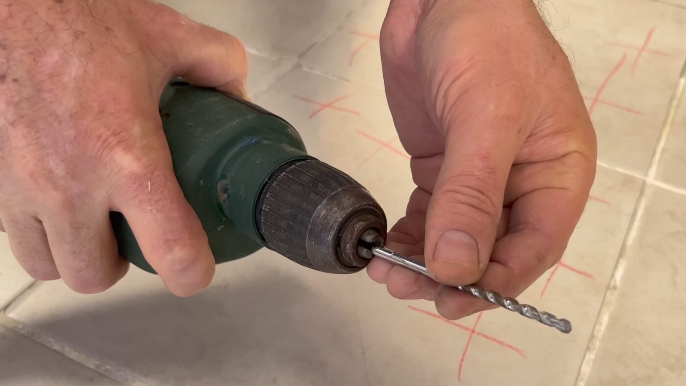 Закріплення ослабленої плитки без знімання з підлоги чи стіни